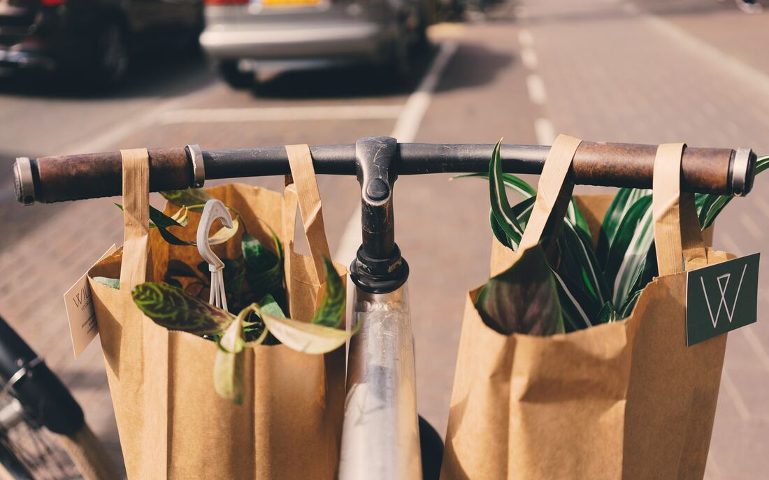 Viajar en bici. Comprar productos locales - Pequeños Gestos para ayudar a prevenir el Cambio Climático | Glutenacious Life