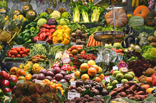 Mercado con frutas y verduras
